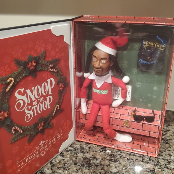*Collectible* Snoop On The Scoop 12" Plush Figurine w/ Accessories (Not a Toy) - Picture 3 of 12